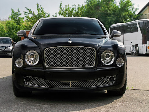 A Black Bentley Mulsanne in the city.